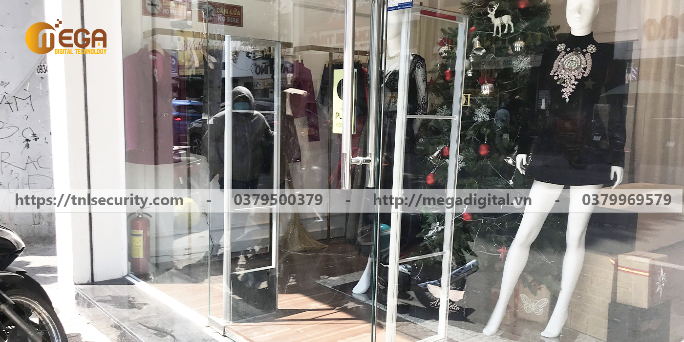 Cong-trinh-lap-cong-tu-an-ninh-cho-shop-thoi-trang-tai-Quan-3